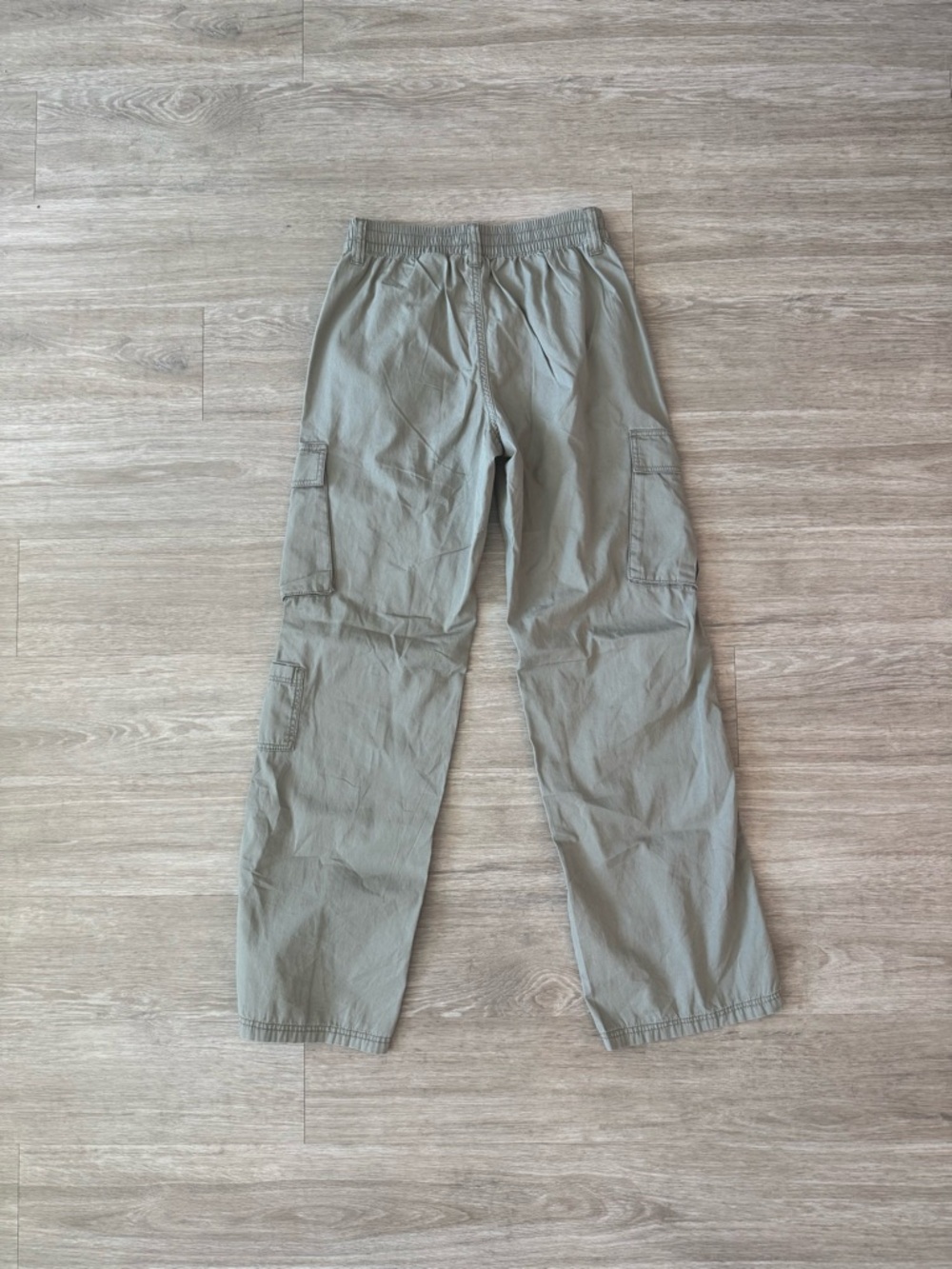 NWT H&M Low-Rise Cargo Pants in Olive Green, Size 2 - Picture 3 of 8